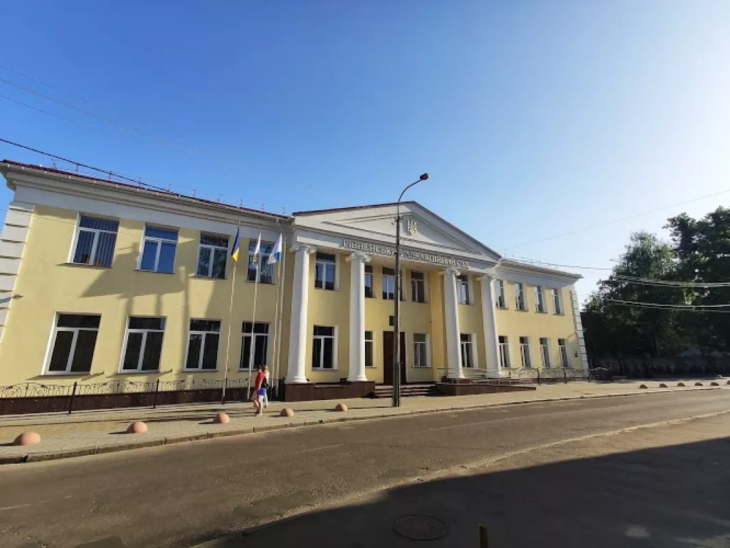 Рівненський апеляційний суд зупинив провадження у справі про встановлення факту перебування на утриманні військовослужбовця