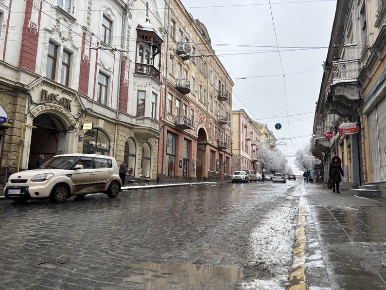 У Чернівцях замовили дорожню сіль дорожче, ніж у «Чернівецького облавтодору» та в інших великих закупівлях