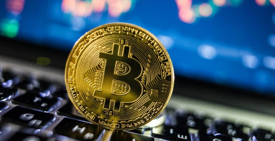 Bitcoin продовжує падати: у лютому втратив понад 19% і опустився нижче $63 тис