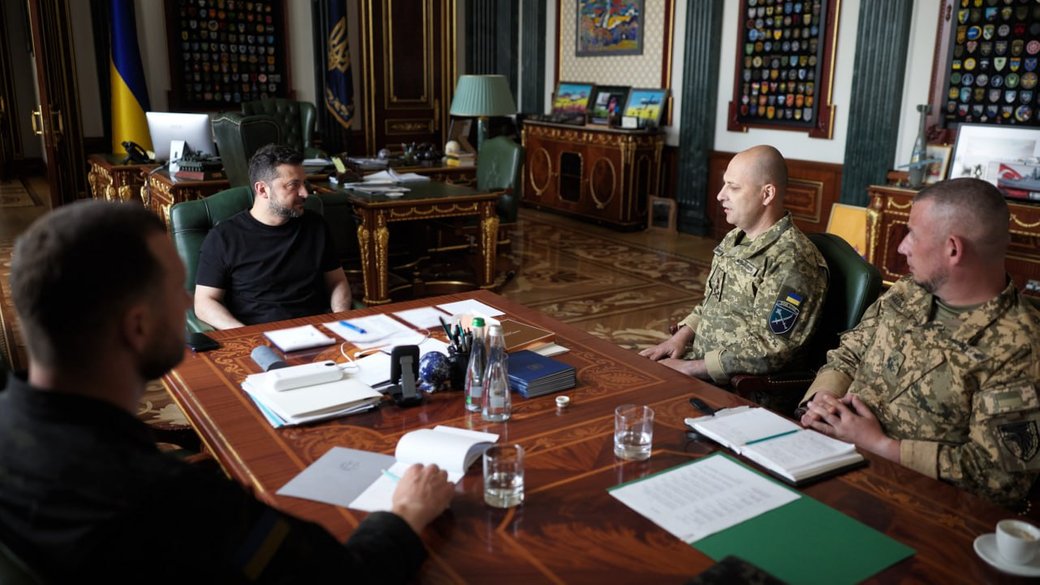 Зеленський обговорив із командирами корпусів ситуацію на фронті та стратегію оборони