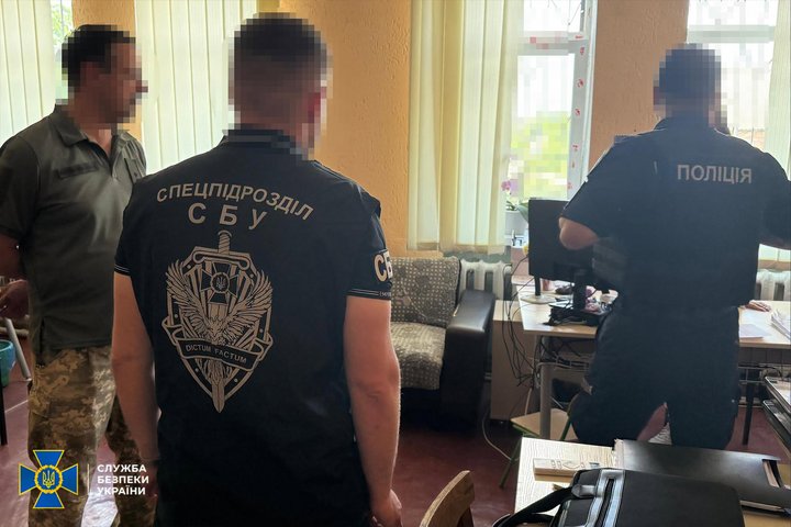 «Зняти з розшуку» за 40 тис. грн: на Житомирщині затримали посадовця РТЦК