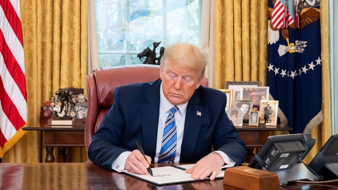 Трамп підписав укази про обмеження громадянства за народженням у США