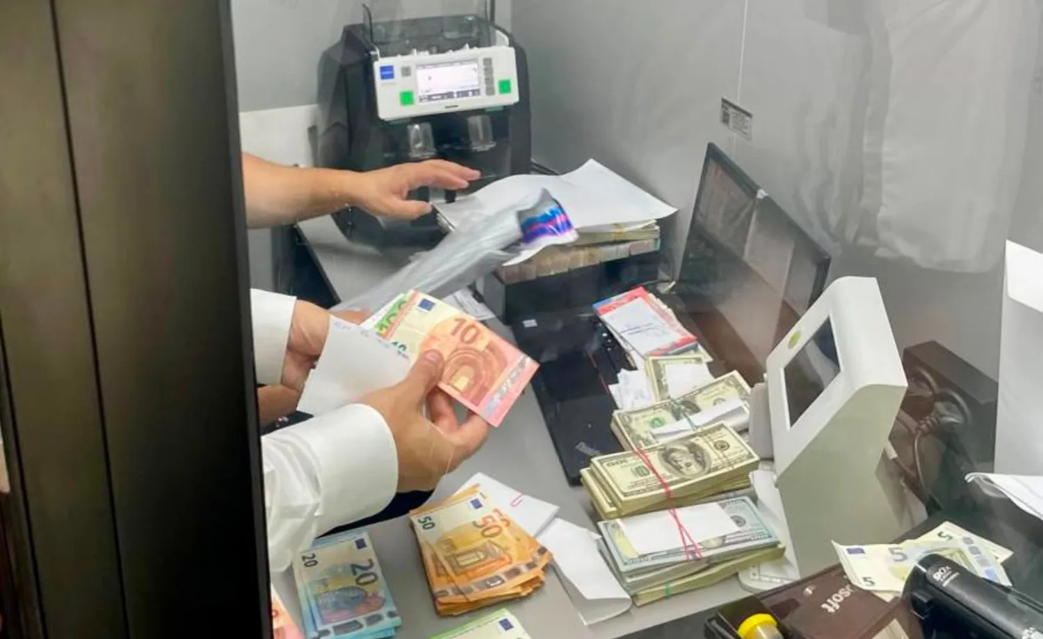У Києві викрили мережу нелегальних обмінників: вилучили понад $138 тисяч