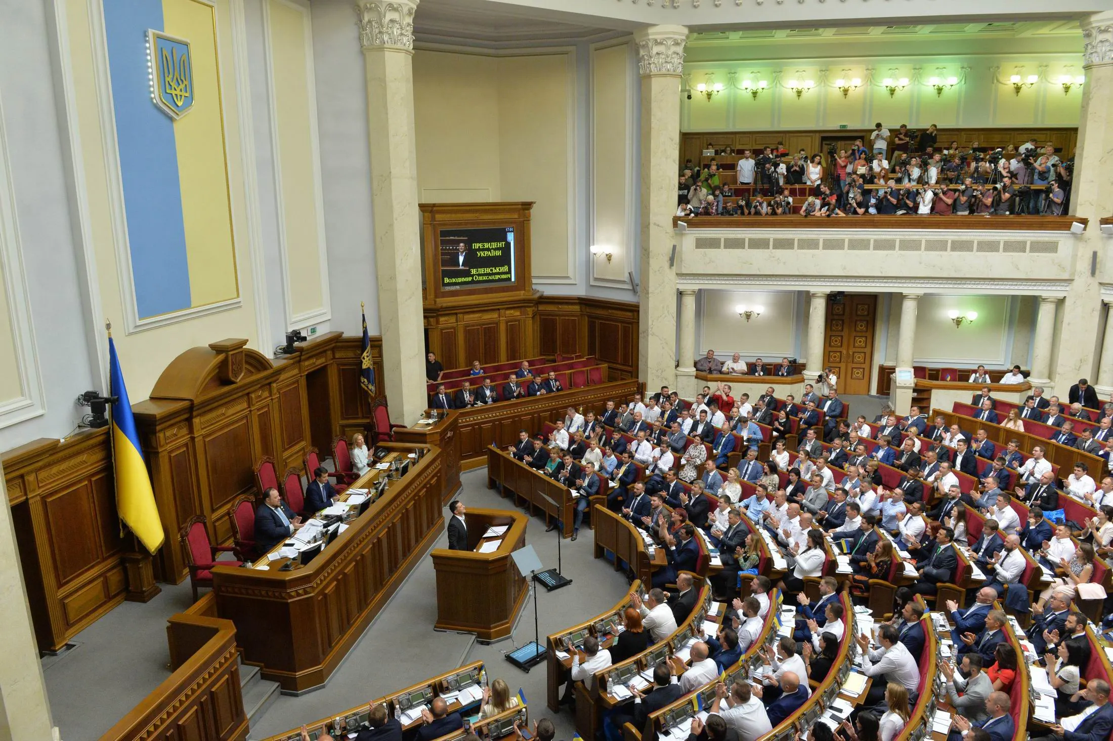 Рада достроково припинила повноваження двох депутатів «Слуги народу»